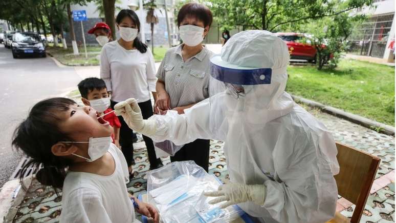 Autoridades chinesas implementaram medidas muito rígidas e usaram ferramentas tecnológicas controversas para controlar infecções.