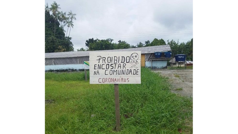 Placa instalada na comunidade de Taraucuá, no rio Uaupés, Terra Indígena Alto Rio Negro