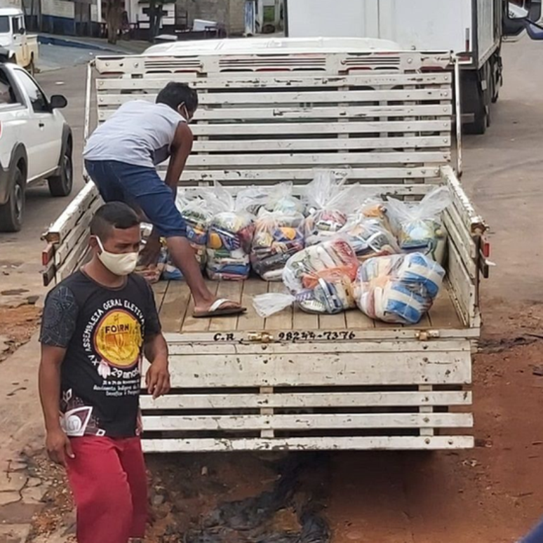 Cestas básicas coletadas pela Federação das Organizações Indígenas do Rio Negro para distribuição nas comunidades