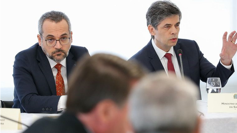 'Eu, por mim, botava esses vagabundos todos na cadeia. Começando no STF', disse Weintraub (esq. na foto acima, ao lado do agora ex-ministro Nelson Teich)