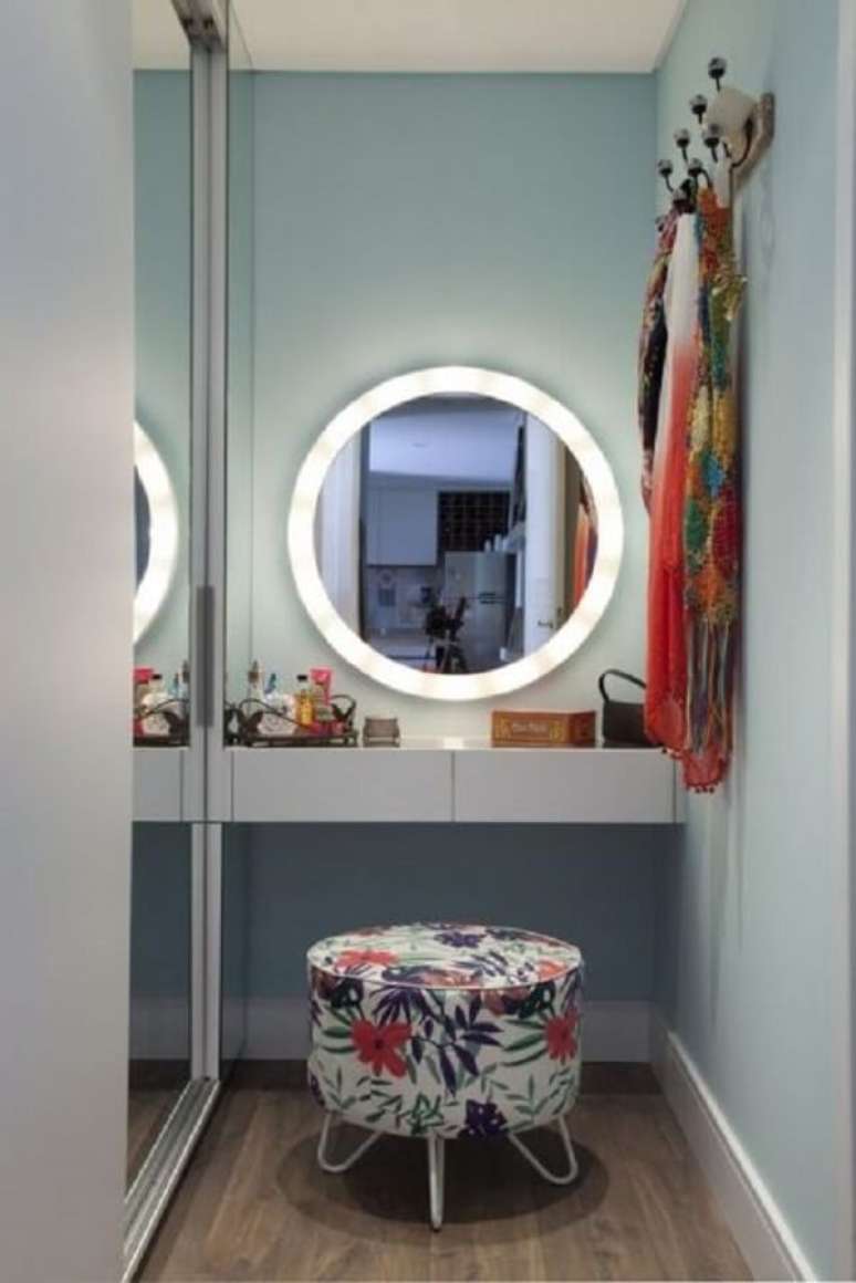 61. A penteadeira camarim barata se encaixa perfeitamente no espa&ccedil;o. Fonte: Pinterest