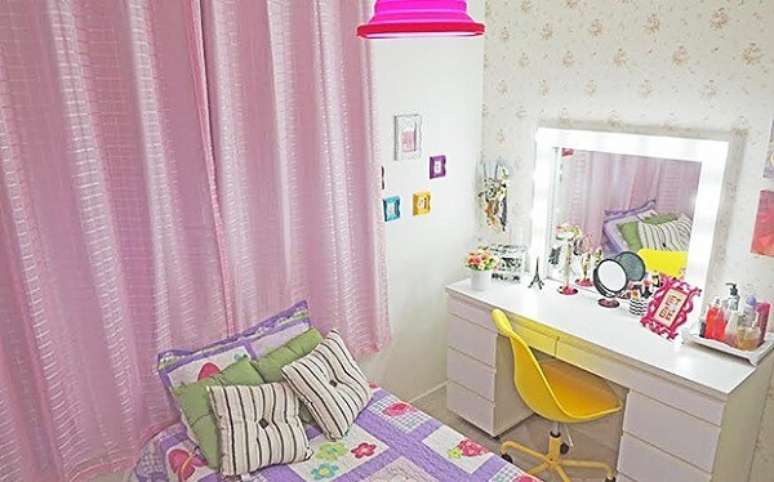 70. Penteadeira camarim infantil branca com cadeira amarela. Fonte: Revista Capricho