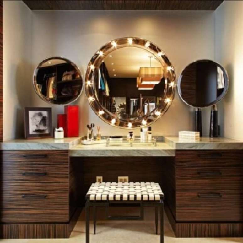 23. Modelo de penteadeira camarim marrom com tampo claro e espelho redondo. Fonte Pinterest