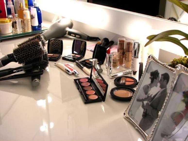 3. Batons, escovas, pentes, secadores s&atilde;o alguns dos itens que ficam sobre a penteadeira camarim. Fonte: Karla Silva