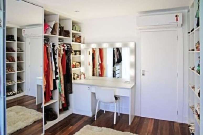 37. A penteadeira camarim pequena ocupa pouco espa&ccedil;o no closet. Fonte: Pinterest
