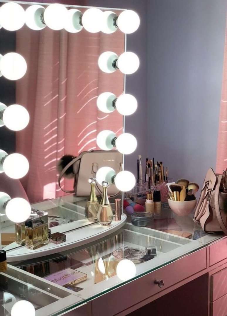 54. Penteadeira camarim com tampo de vidro facilita a visualiza&ccedil;&atilde;o dos itens no m&oacute;vel. Fonte: Pinterest