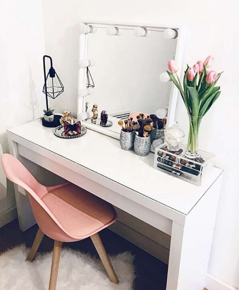 63. Pegue uma mesinha sem uso, adicione um espelho em cima e est&aacute; pronta sua penteadeira camarim branca. Fonte: Pinterest