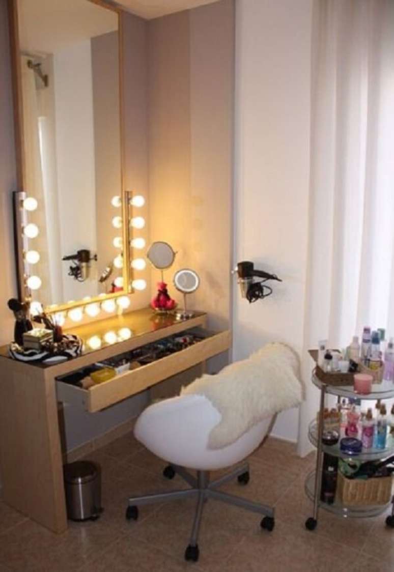 74. Espelho alongado com lâmpada para penteadeira camarim apenas na parte inferior. Fonte: Pinterest