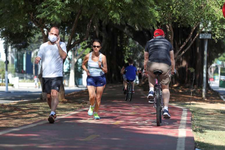 Pessoas fazem exercícios durante feriado antecipado em São Paulo
20/05/2020 REUTERS/Amanda Perobelli