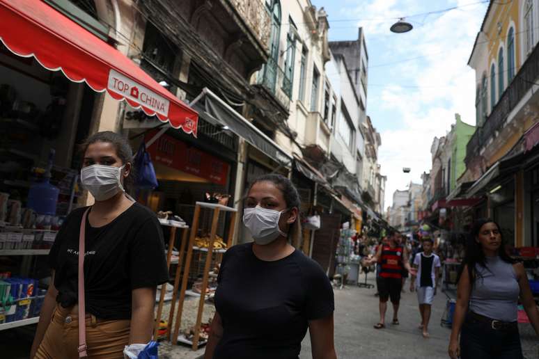 Pedestres caminham por calçada do Rio de Janeiro com máscaras em meio a temores sobre coronavírus
14/03/2020
REUTERS/Pilar Olivares
