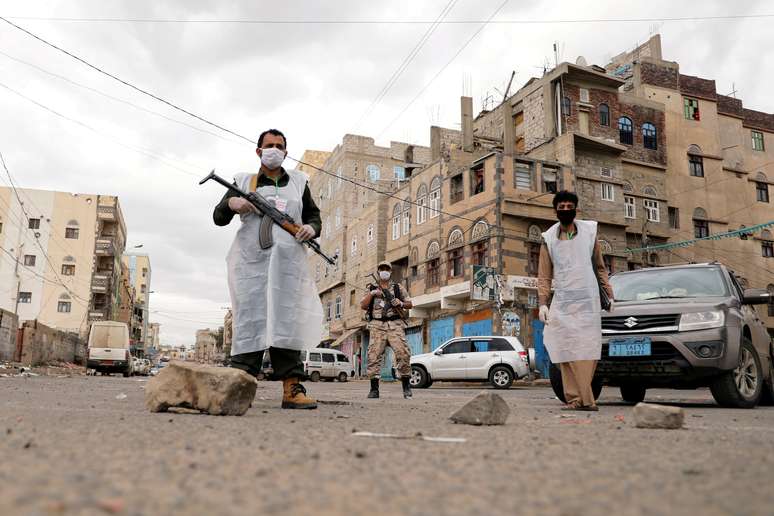 Segurança com máscara de proteção segura arma em Sanaa, no Iêmen
06/05/2020 REUTERS/Khaled Abdullah