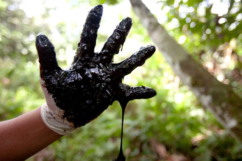 Membro de comunidade local mostra contaminação por petróleo em Lago Agrio, no Equador
22/05/2020 Tyson Miller/Stand.earth/Divulgação via REUTERS 