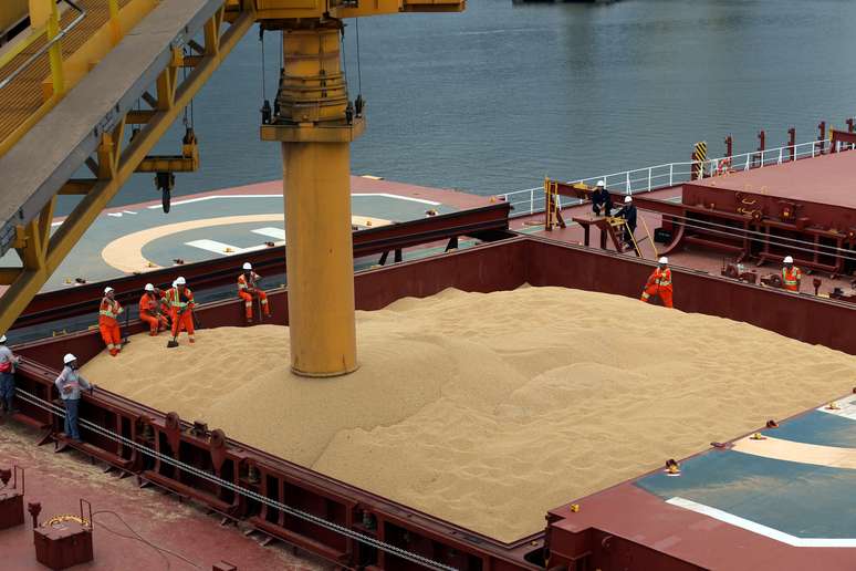 Navio carregado com soja para exportação no Porto de Santos (SP) 
13/03/2017
REUTERS/Paulo Whitaker