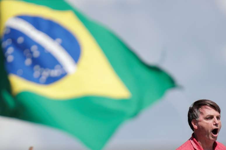 Bolsonaro fala a apoiadores durante manifestação em Brasília
 19/4/2020 REUTERS/Ueslei Marcelino