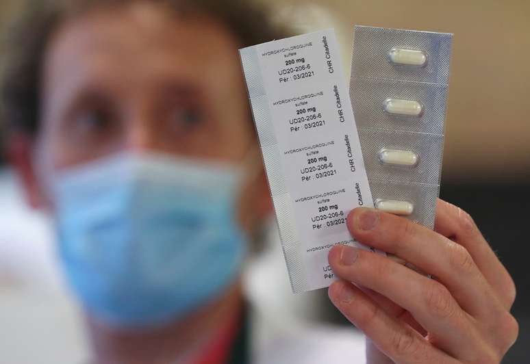 Farmacêutico com cartela de hidroxicloroquina em hospital de Liège, Bélgica 
22/04/2020
REUTERS/Yves Herman