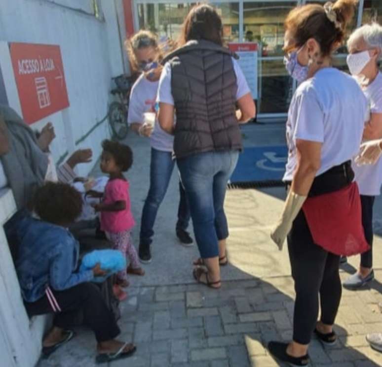 Grupo que começou a se reunir pelo forró passou a dar acolhimento a moradores em situação de rua no Rio