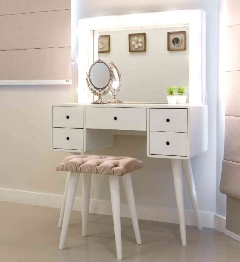 42. Penteadeira camarim led com acabamento branco. Fonte: Avner Posner