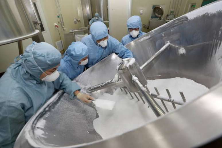Produção de fosfato de cloroquina em indústria farmacêutica de Jiangsu, na China