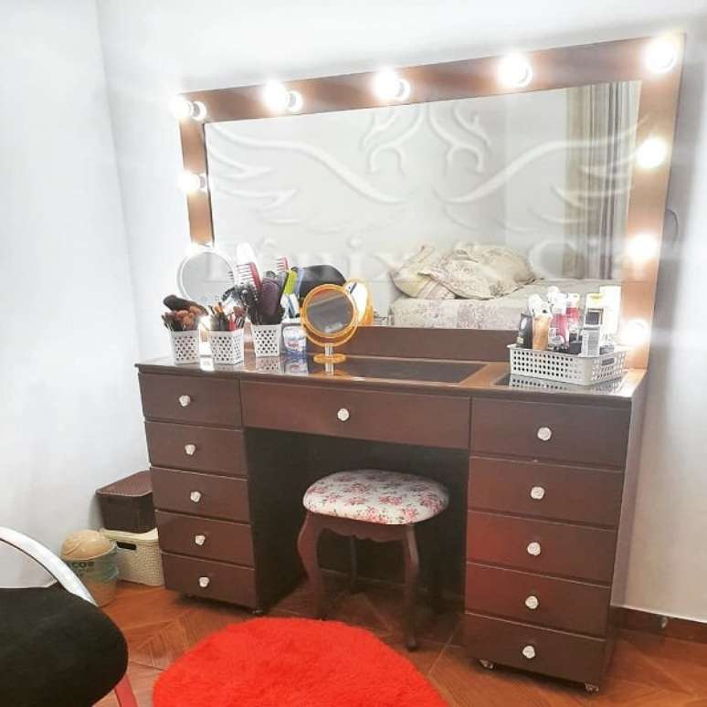 68. Modelo de penteadeira camarim marrom. Fonte: Pinterest