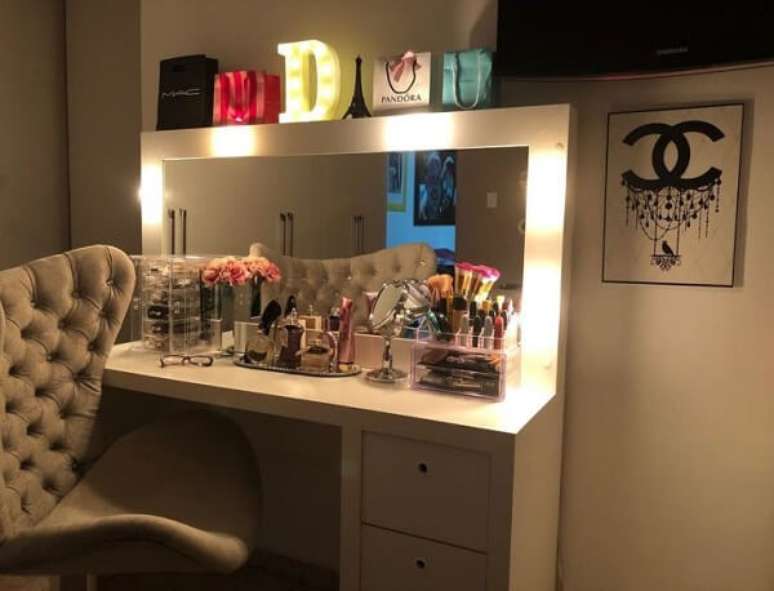 71. A parte superior da sua penteadeira camarim pode ser usada como prateleira. Fonte: D&eacute;bora