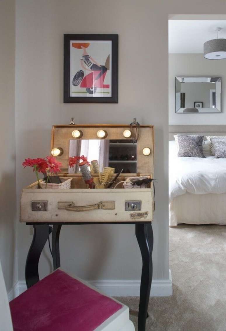 77. Penteadeira camarim barata feita com uma mala de viagem. Fonte: Pinterest