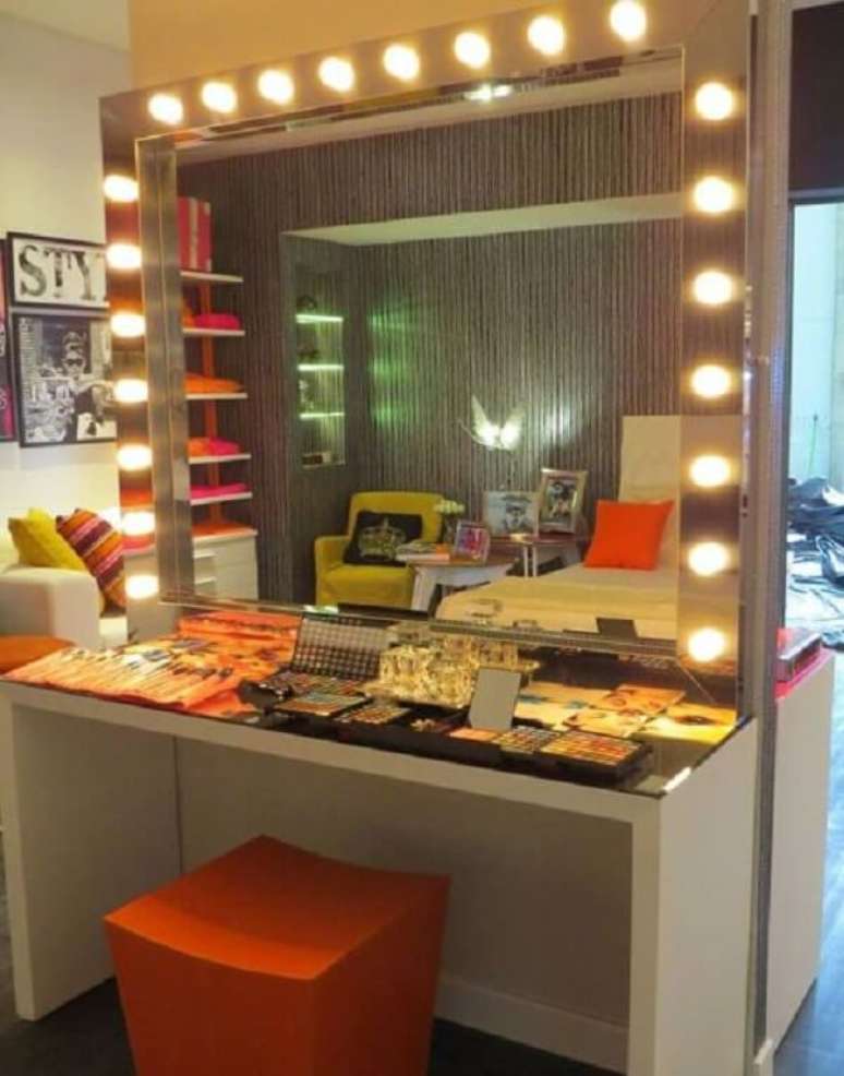 30. A penteadeira camarim com led deixa o ambiente mais iluminado. Fonte: Pinterest