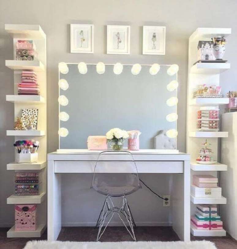 76. A penteadeira camarim&nbsp;com luzes em tom branco&nbsp;&eacute; democr&aacute;tica e se harmoniza com v&aacute;rios estilos. Fonte: Pinterest