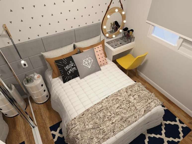 5. Coloque sua penteadeira camarim pequena ao lado da cama para melhorar a circula&ccedil;&atilde;o de pessoas no c&ocirc;modo. Fonte: Pinterest