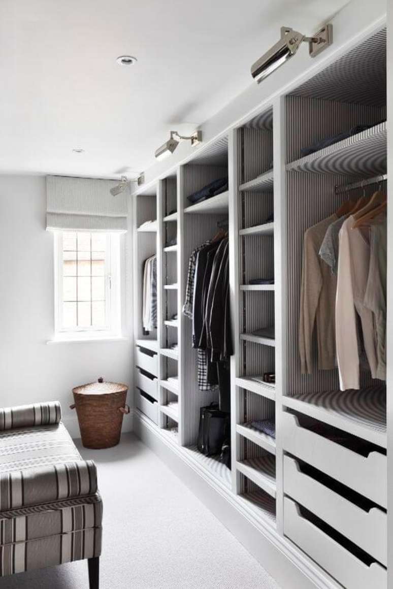 74. Closets planejado no quarto pequeno – Via: Patricia Rigatieri