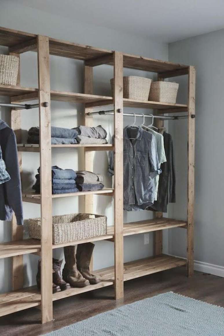 71. Você mesmo pode fazer um closet de madeira para o quarto – Via: Pinterest