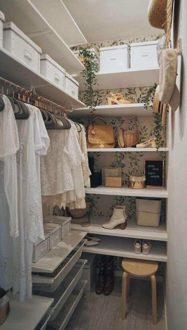 65. Use as caixas organizadoras para arrumar as roupas – Via: Pinterest