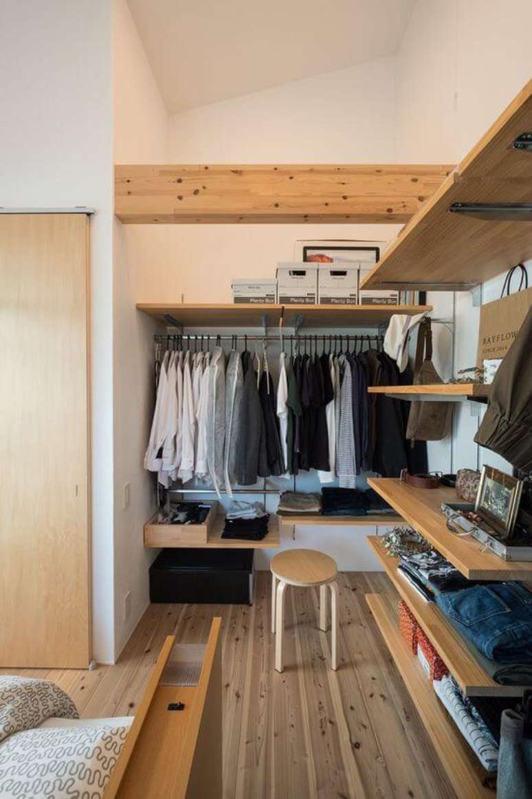 62. Quarto com closet aberto de módulos – Via: Pinterest