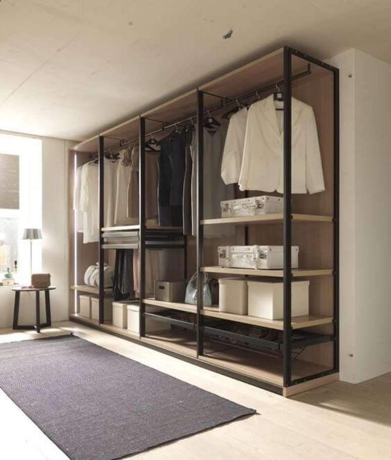 61. Quarto com closet aberto – Via: Pinterest