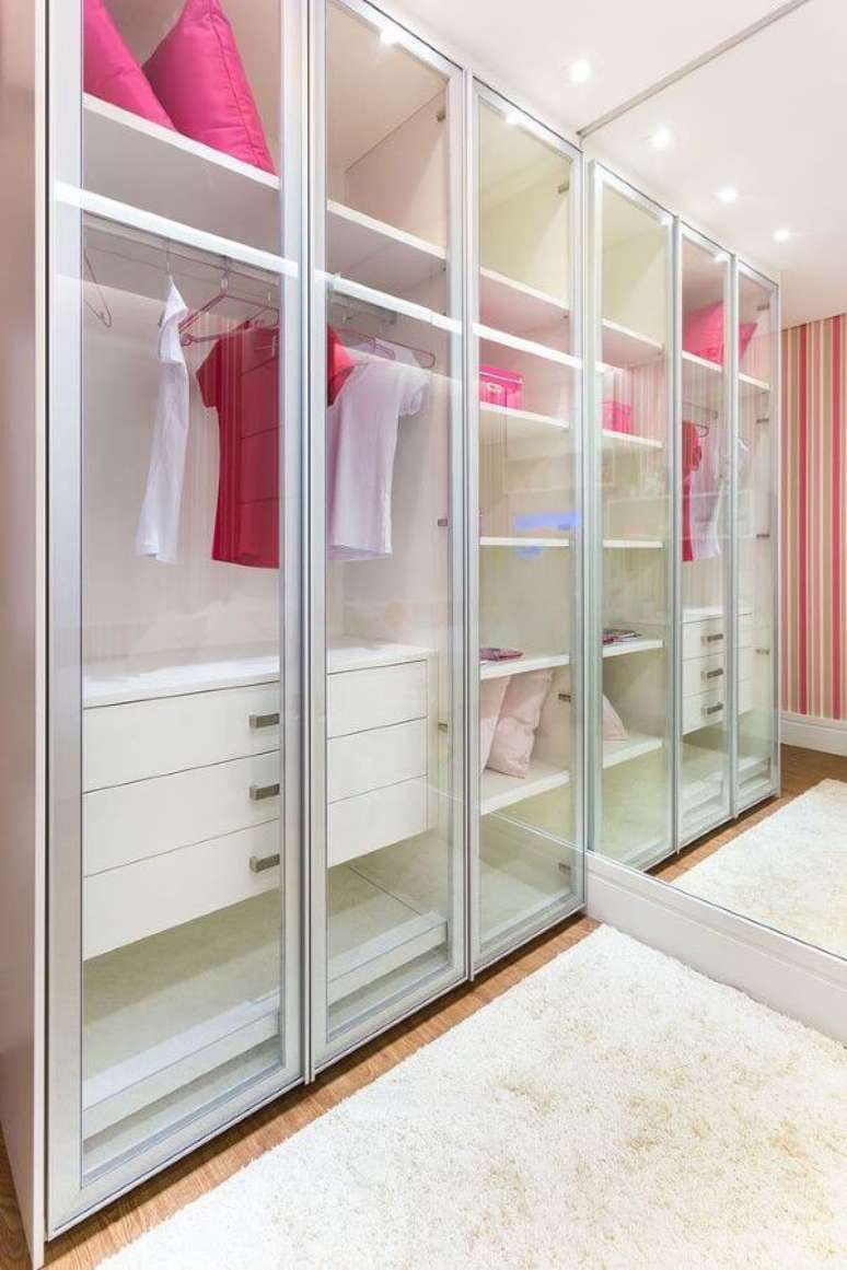 57. O armário com porta transparente também pode ser uma boa opção de closet – Via: Sharon fllirte Arquitetura