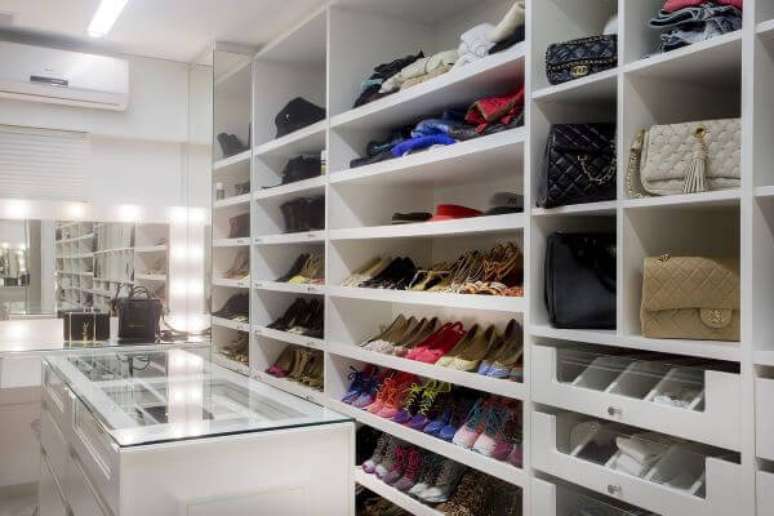 45. O closet branco é ótimo para organizar a sapateira – Via: Karla Silva