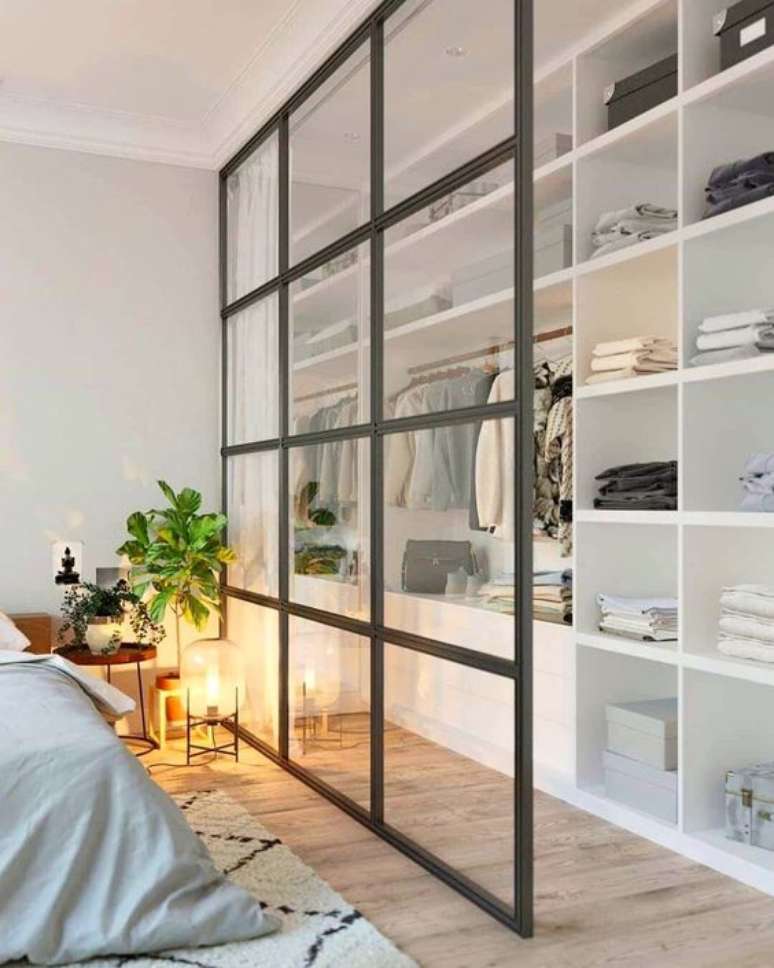 6. Closet pequeno com porta de vidro – Via: Pinterest