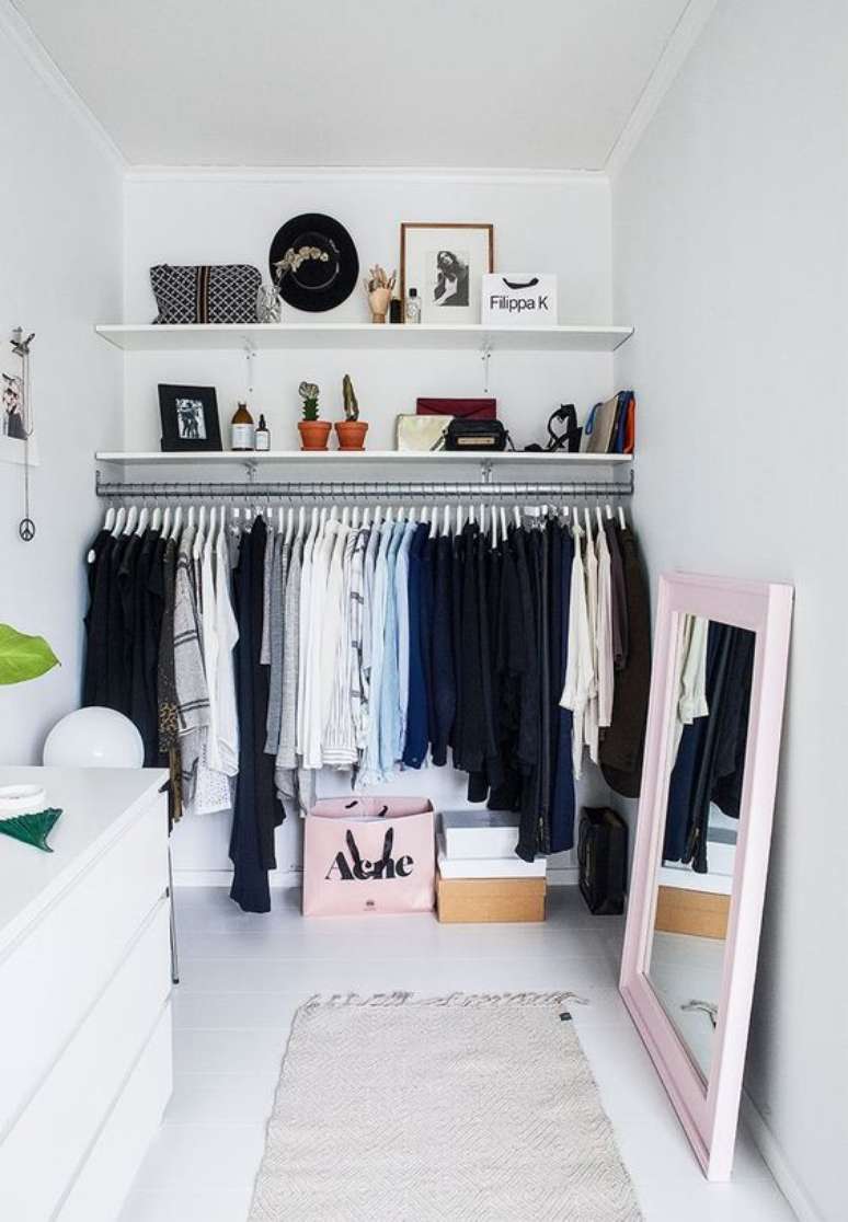 4. Closets pequenos podem ser práticos e organizados – Via: Pinterest