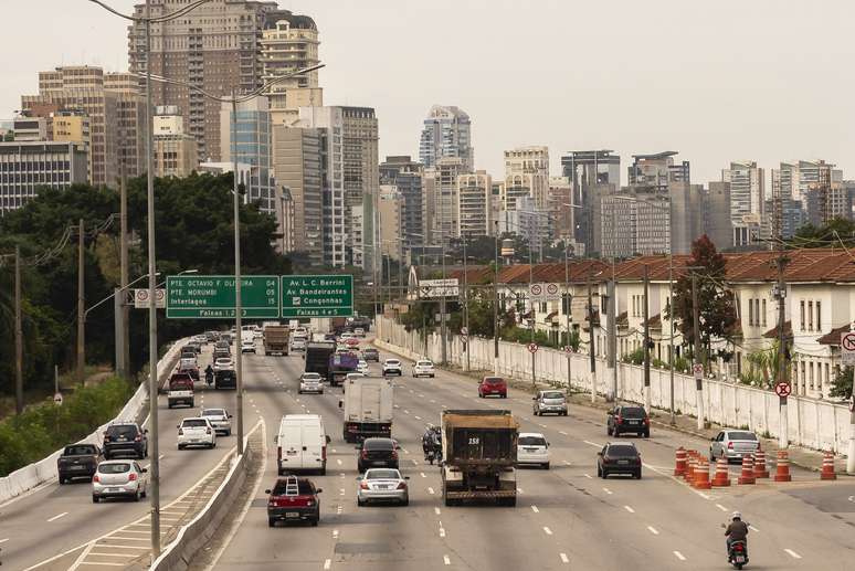 Movimentacao de veículos e pessoas na Marginal do Rio Pinheiros durante feriado prolongado determinado pelo governo de Sao Paulo