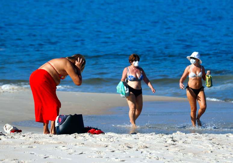  Vista da praia na cidade de Niterói, na região metropolitana do Rio de Janeiro, onde guardas municipais trabalham para orientar banhistas sobre a permanência na areia