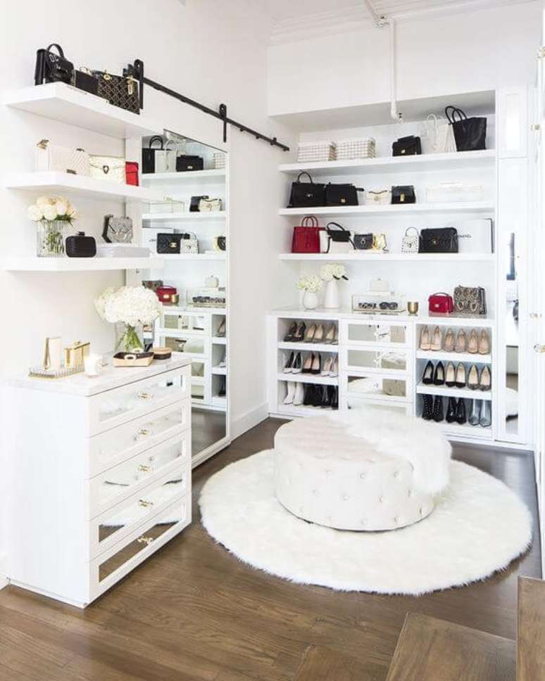 1. Puff para closet e gaveteiro moderno espelhado – Via: Pinterest