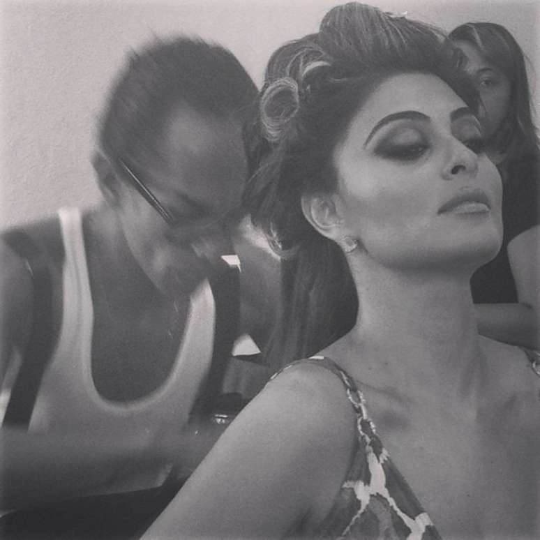 Max Weber maquiando Juliana Paes para editoral e capa da Vogue (Divulga&ccedil;&atilde;o)