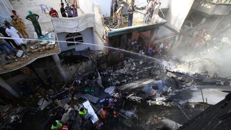 Avião caiu próximo a aeroporto na cidade de Karachi, deixando ao menos 97 mortos