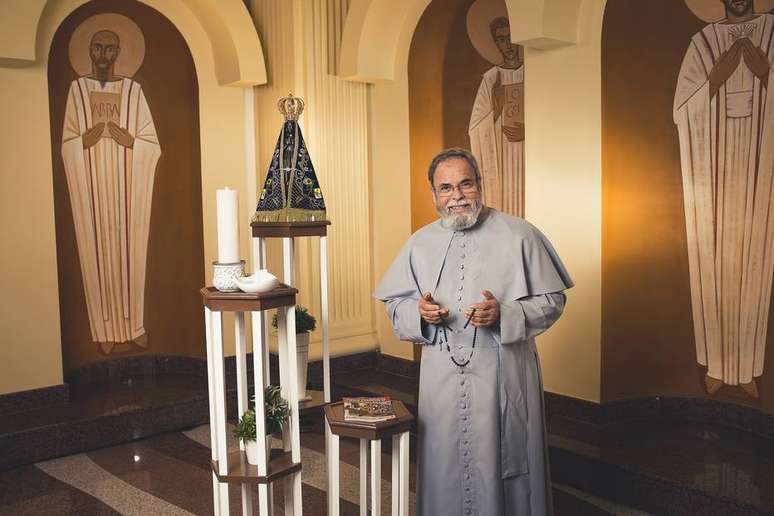 O padre Antonio Maria fará transmissão ao vivo pela TV Aparecida