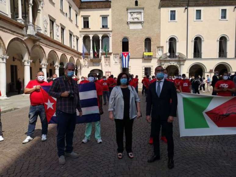 Cerimônia de despedida de médicos cubanos em Crema, na Itália