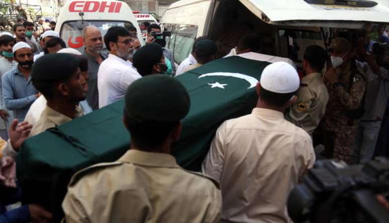 Familiares carregam caixão de vítima de acidente aéreo em Karachi, no Paquistão