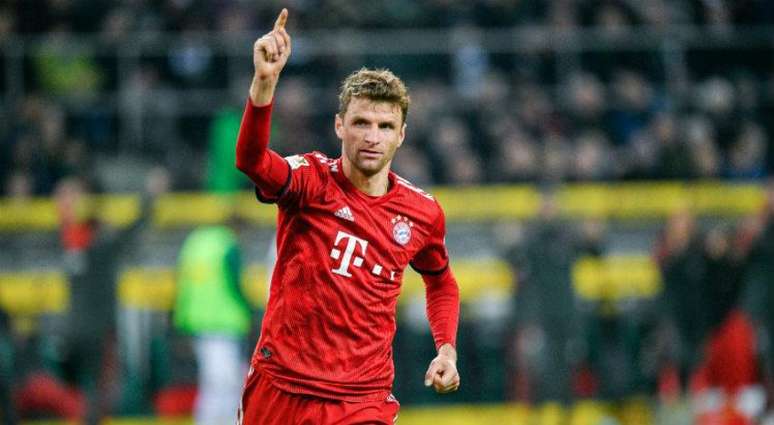 Thomas Müller fez ótima partida na vitória contra oEintracht Frankfurt por 5 a 2 (Foto: SASCHA SCHUERMANN / AFP)