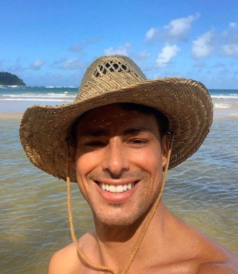 O ator aproveita a praia e o mar em selfie feita antes do distanciamento social que o isolou em sua casa, no Rio