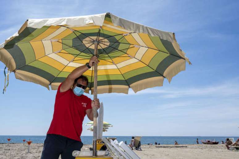 Praia com distanciamento será a nova realidade do verão na Itália