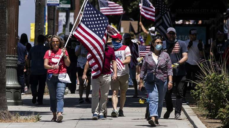 Protesto em Los Angeles contra medidas de quarentena: pesquisa aponta quew 40% dos eleitores republicanos acreditam que o total de vítimas é menor que o divulgado oficialmente