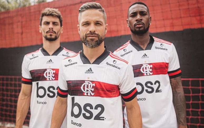 Lançamento da camisa 2, recente, contou com o BS2 no espaço do patrocínio master (Foto: Divulgação/Flamengo)